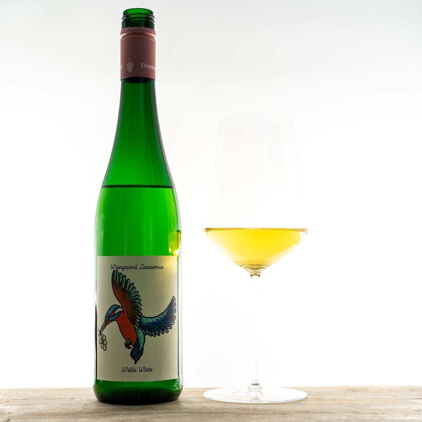 Wijngaard Dassemus, Wilde Witte 2020 @wijngaard_dassemus 

🍇 Solaris + Sauvignac + Johanniter

#wineoclock #winelover #wineoftheday #dutchwine #nederlandsewijn #natuurlijkewijn #naturalwine #vinnaturel #johanniter #solaris #sauvignac #wijn #vin #wine
