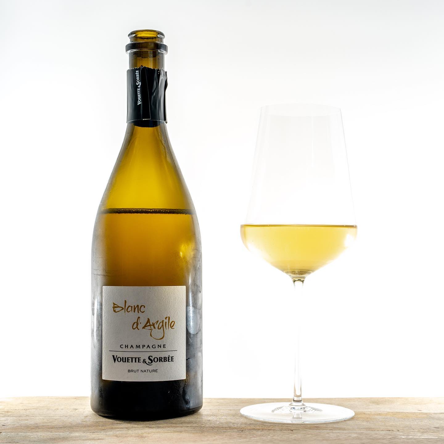 Vouette et Sorbée, Champagne Blanc d’Argile 2017 @heloise.v.s @bolomeywijnimport 

🍇 Chardonnay

#champagne #vouetteetsorbee #chardonnay #blancdargile #brutnature #wineoftheday #wineoclock #winelover