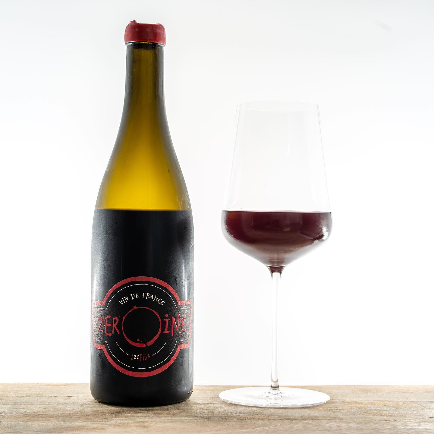 Zéroine, Piga 2020 @vinoblesse 

🍇 Pinot noir + Gamay

#naturalwine #vinnature #natuurlijkewijn #maylisbernard #pinotnoir #gamay #winelover #wineoftheday #wineoclock #zeroine